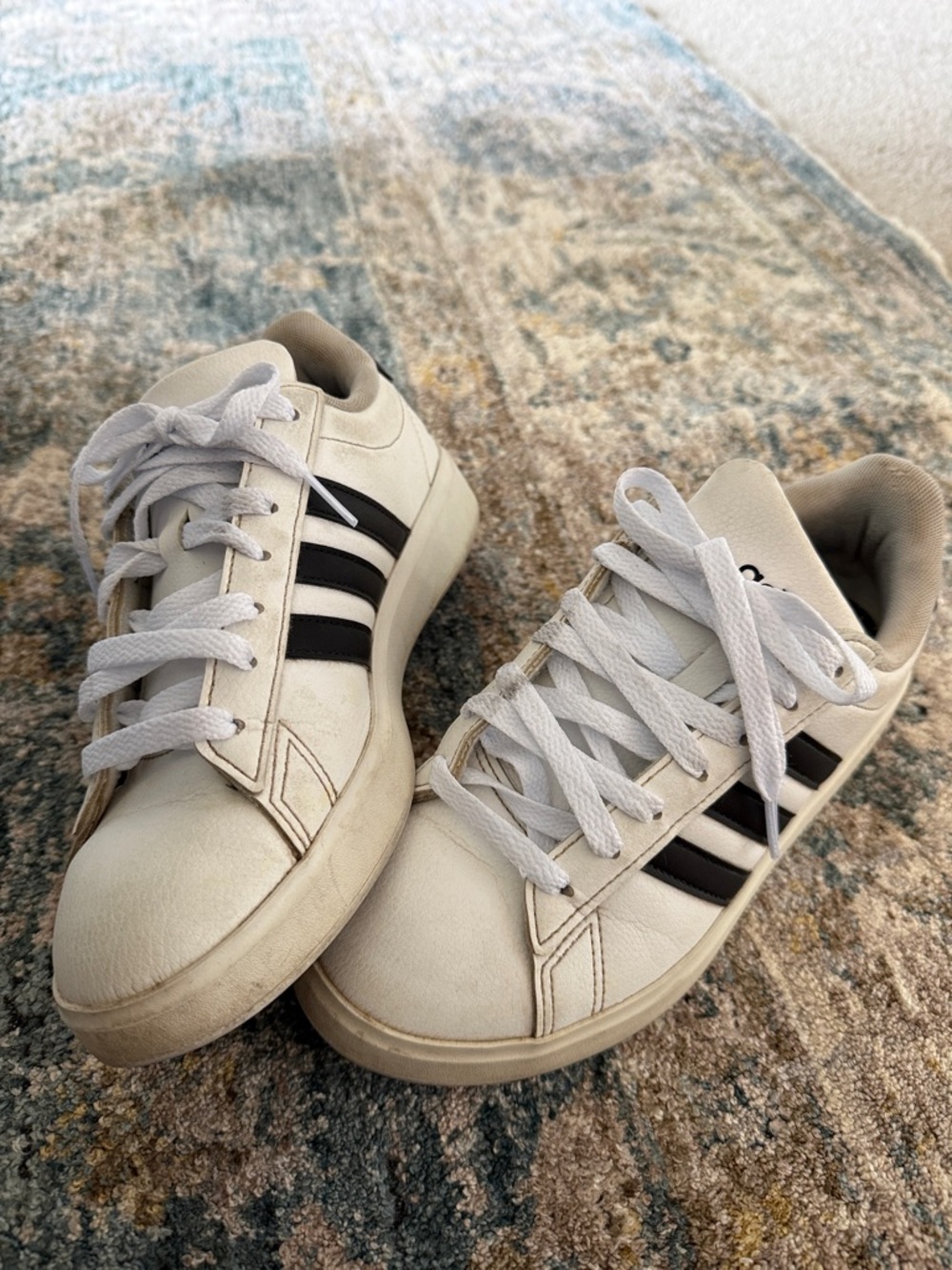 White Adidias women’s Sneakers with Black Stripes size 6 (6.5)